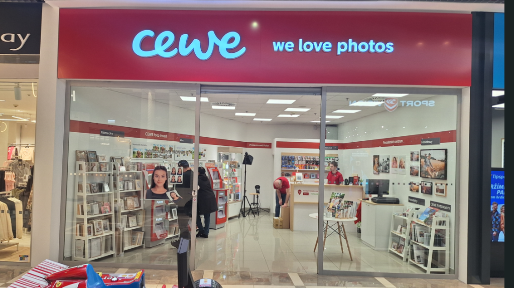 Na obrázku je prodejna CEWE s výlohami a produktem