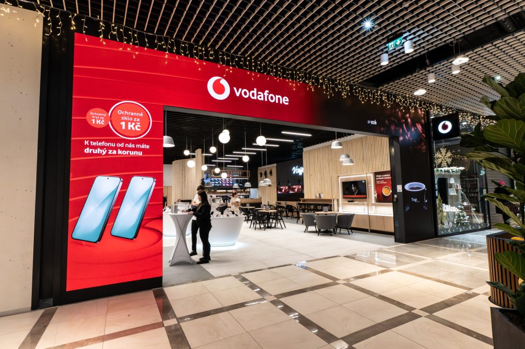 Prodejna Vodafone v obchodním centru s moderním designem