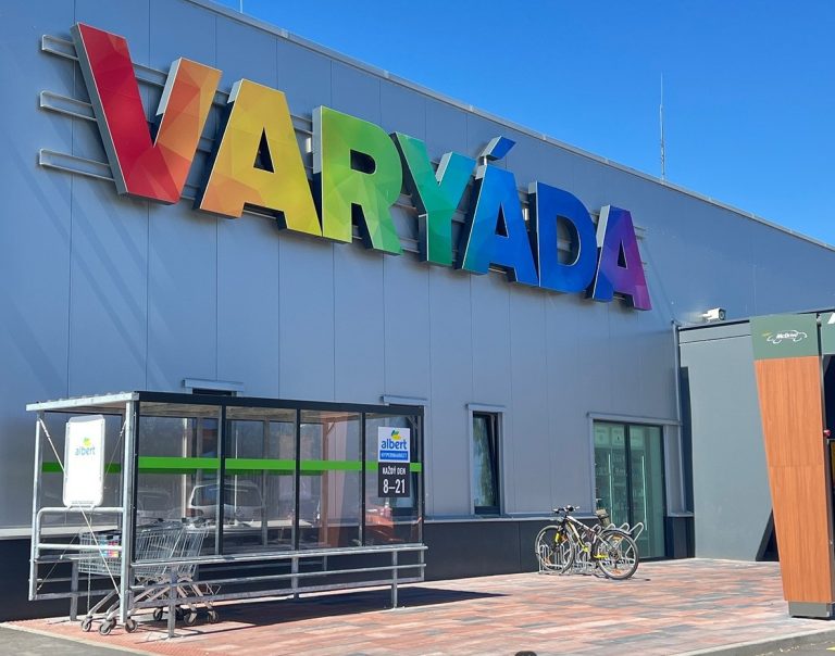 Obchodní centrum Varyáda s barevným nápisem na fasádě