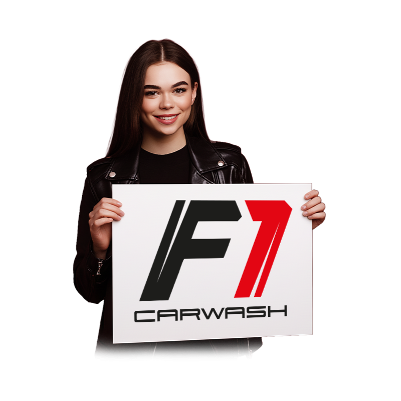 Žena držící ceduli s logem "F1 Carwash".
