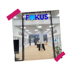 Otevřený vstup do prodejny Focus Optik v nákupním centru Varyáda, s moderním interiérem a vystavenými brýlemi.