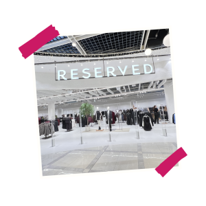 Otevřená prodejna Reserved v nákupním centru Varyáda s moderním interiérem a vystaveným oblečením.