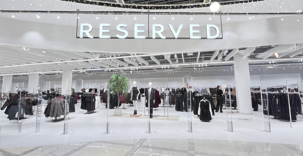 Interiér módního obchodu Reserved s vystaveným oblečením