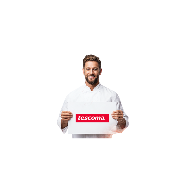 Muž v bílém kuchařském rondonu drží ceduli s logem Tescoma.