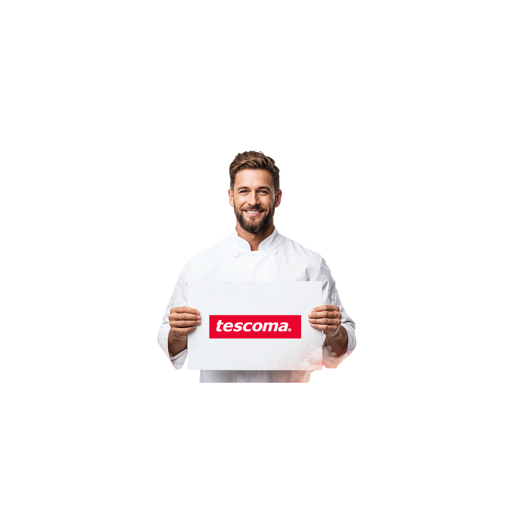 Muž v bílém kuchařském rondonu drží ceduli s logem Tescoma.
