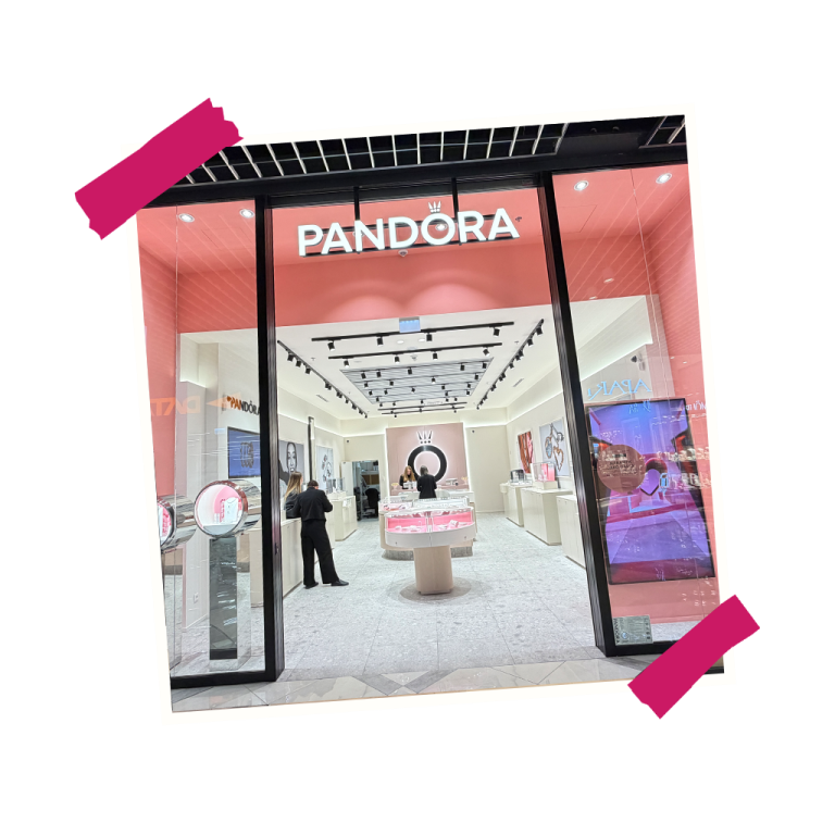 Obrázek nové prodejny Pandora s moderním interiérem a osvětlením.