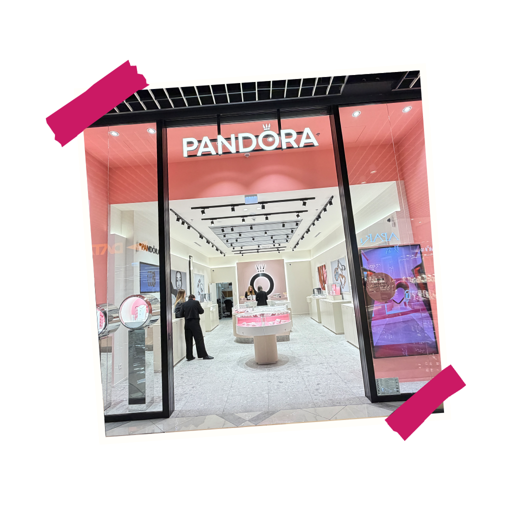 Obrázek nové prodejny Pandora s moderním interiérem a osvětlením.