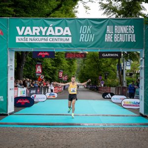 Běžec probíhá cílem na závodě Varyáda 10 km
