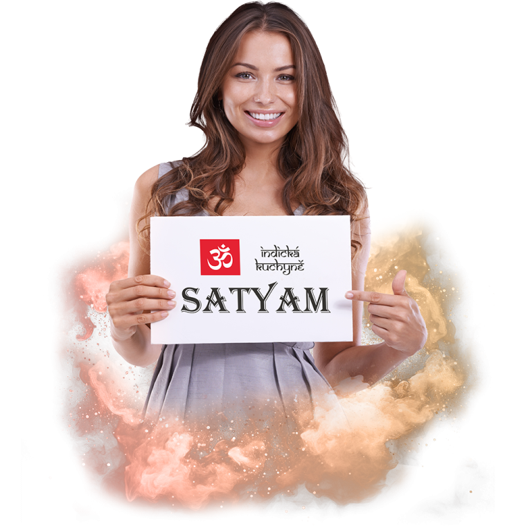 Žena drží ceduli s nápisem "Satyam" a logem indické kuchyně, obklopená barevným kouřem.