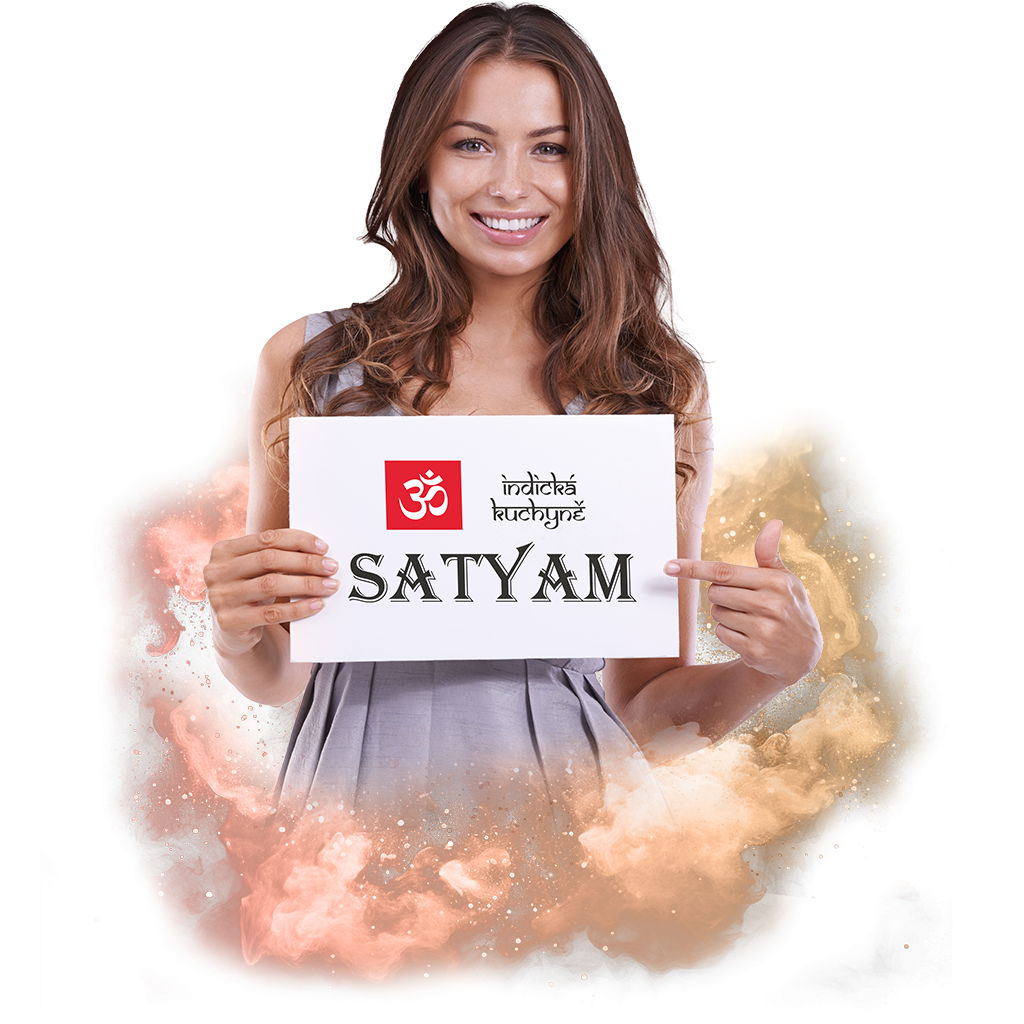 Žena drží ceduli s nápisem "Satyam" a logem indické kuchyně, obklopená barevným kouřem.