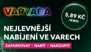 Plakát s nápisem "Varyáda" a textem "Nejlevnější nabíjení ve Varech" s cenou 5,89 Kč/kWh. Dole jsou slova "Zaparkovat", "Nabít", "Nakoupit".