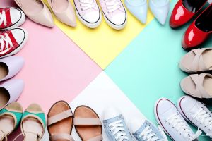 Dámské letní boty ve tvaru kruhu na barevném pozadí