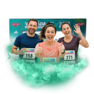 Úsměvaví běžci s čísly a logem Varyáda na dresech pózují před startovní bránou na sportovní akci RunCzech.