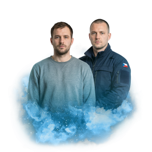 Dva muži stojící vedle sebe, jeden v civilním oblečení, druhý v uniformě, na pozadí modrého kouřového efektu.