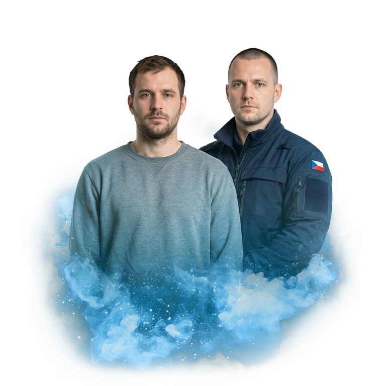 Dva muži stojící vedle sebe, jeden v civilním oblečení, druhý v uniformě, na pozadí modrého kouřového efektu.