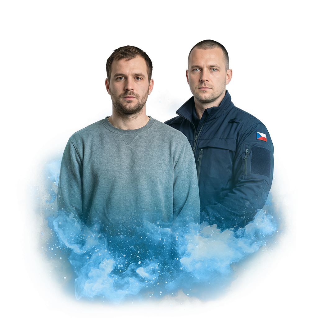Dva muži stojící vedle sebe, jeden v civilním oblečení, druhý v uniformě, na pozadí modrého kouřového efektu.