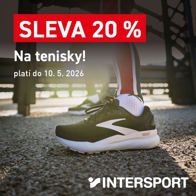 Černá teniska s bílým páskem na volném prostranství