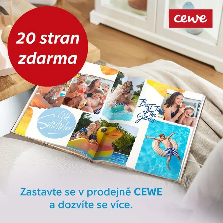 Fotoalbum s letními fotografiemi na stolku v obýváku