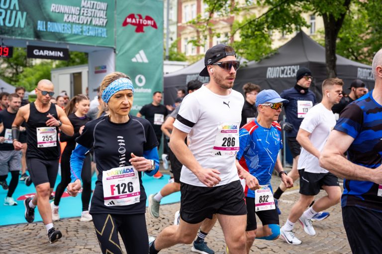 Závodníci běží maraton během sportovní akce RunCzech