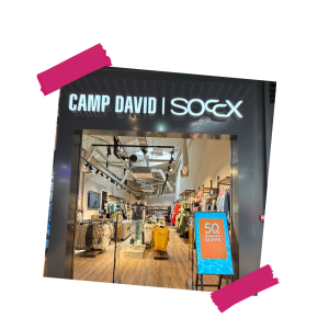 ``` Vchod do prodejny Camp David v obchodním centru. ```