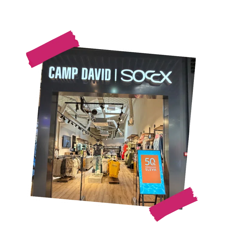 ``` Vchod do prodejny Camp David v obchodním centru. ```
