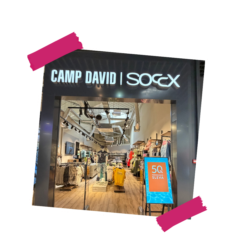 ``` Vchod do prodejny Camp David v obchodním centru. ```