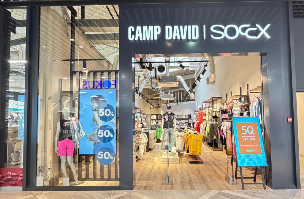 Obchod s módním oblečením Camp David a Soccx zvenku