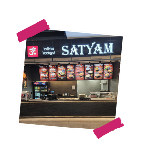 Interiér nové restaurace Satyam v nákupním centru Varyáda s nabídkou indických jídel na menu tabuli.