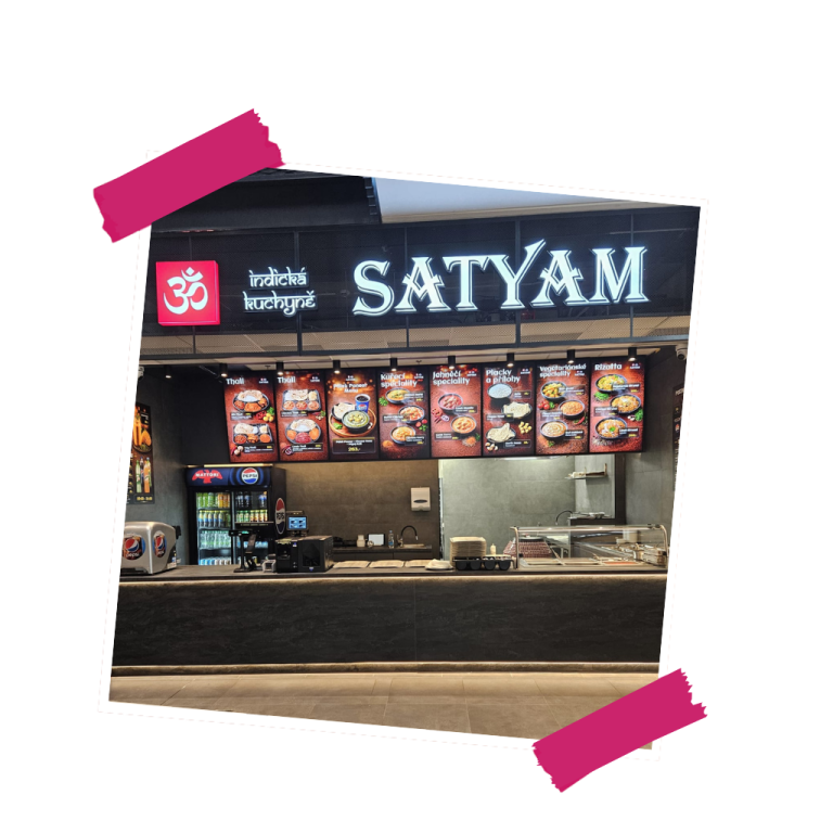 Interiér nové restaurace Satyam v nákupním centru Varyáda s nabídkou indických jídel na menu tabuli.