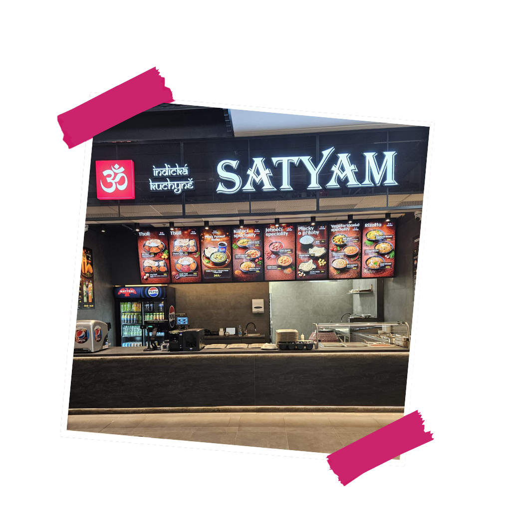 Interiér nové restaurace Satyam v nákupním centru Varyáda s nabídkou indických jídel na menu tabuli.