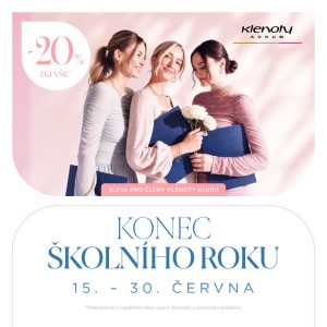 Tři ženy s květinami, drží modré desky, usmívají se