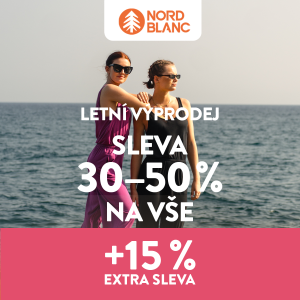 Ženy v letním oblečení stojí před mořem