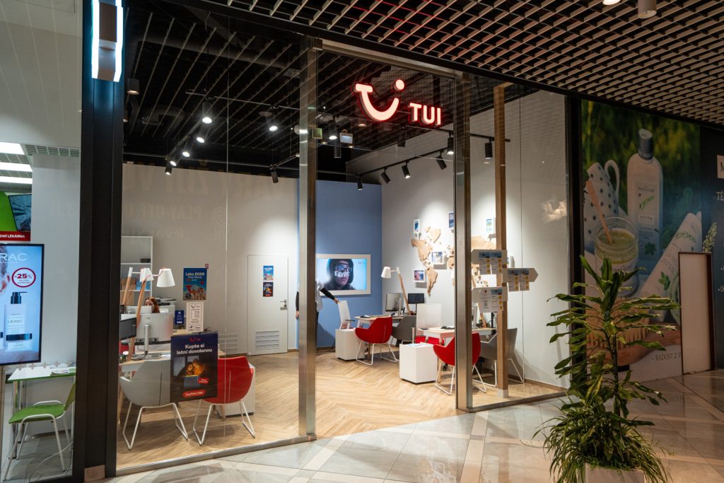 TUI pobočka s moderním interiérem a skleněnou výlohou v obchodním centru