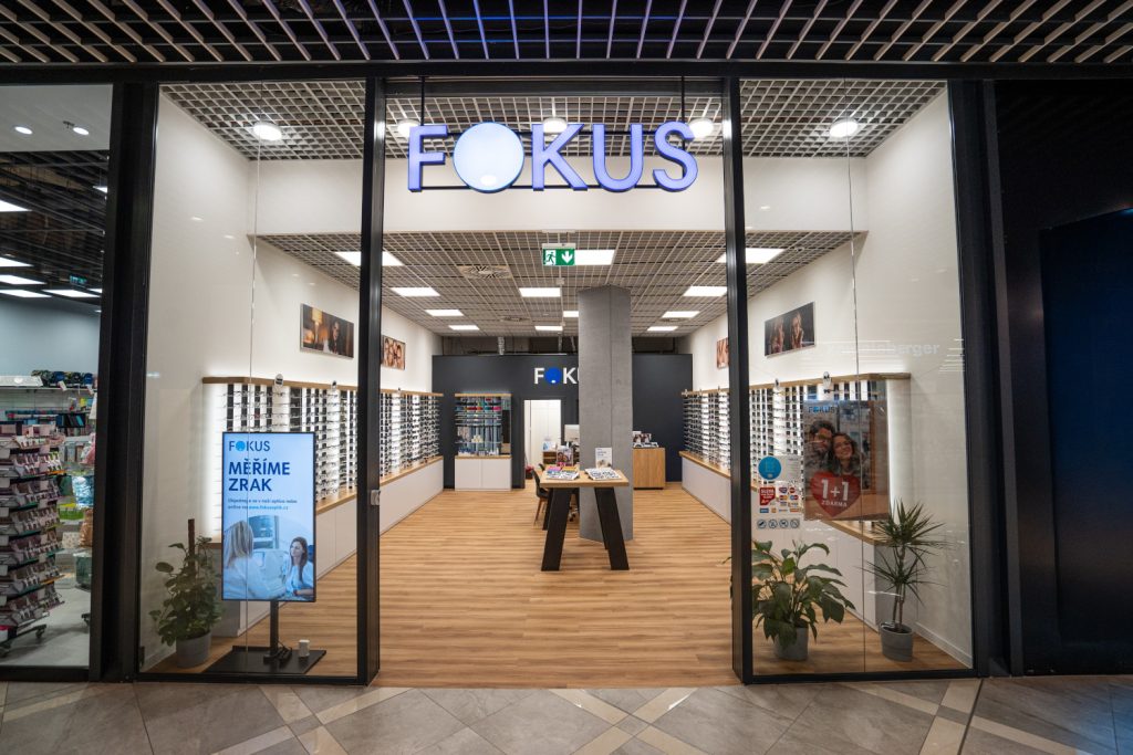 Interiér optiky Fokus s brýlemi na stojanech