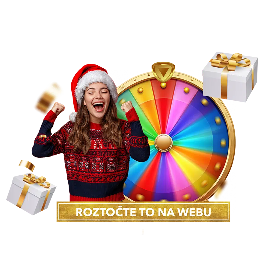 Žena v čepici Santa Clause před vánočním kolem štěstí