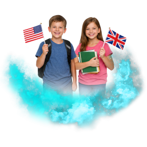 Dvě děti drží vlajky USA a Velké Británie, usmívají se a stojí na pozadí s modrými efekty kouře, symbolizující hravou výuku angličtiny.