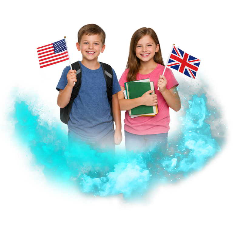 Dvě děti drží vlajky USA a Velké Británie, usmívají se a stojí na pozadí s modrými efekty kouře, symbolizující hravou výuku angličtiny.