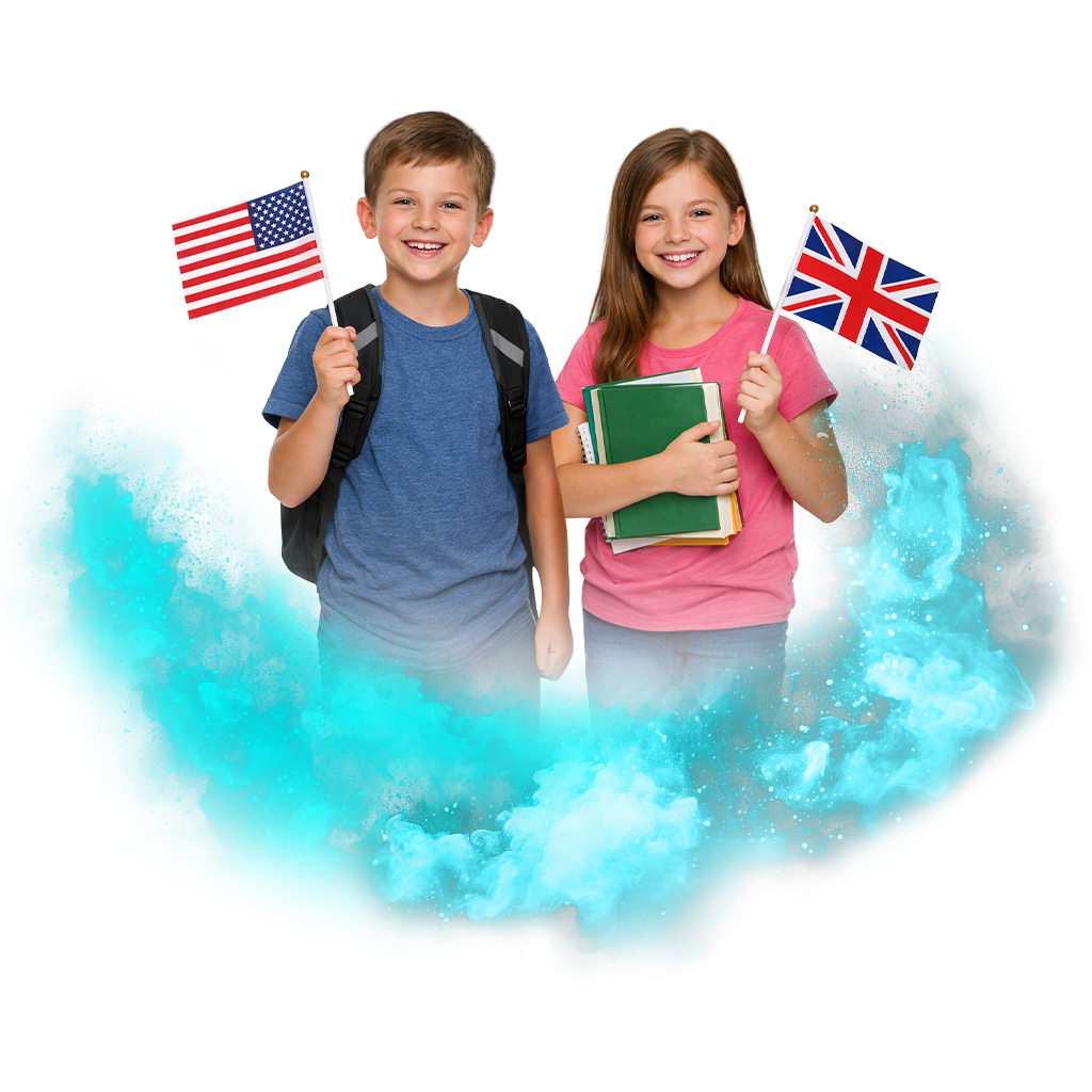 Dvě děti drží vlajky USA a Velké Británie, usmívají se a stojí na pozadí s modrými efekty kouře, symbolizující hravou výuku angličtiny.