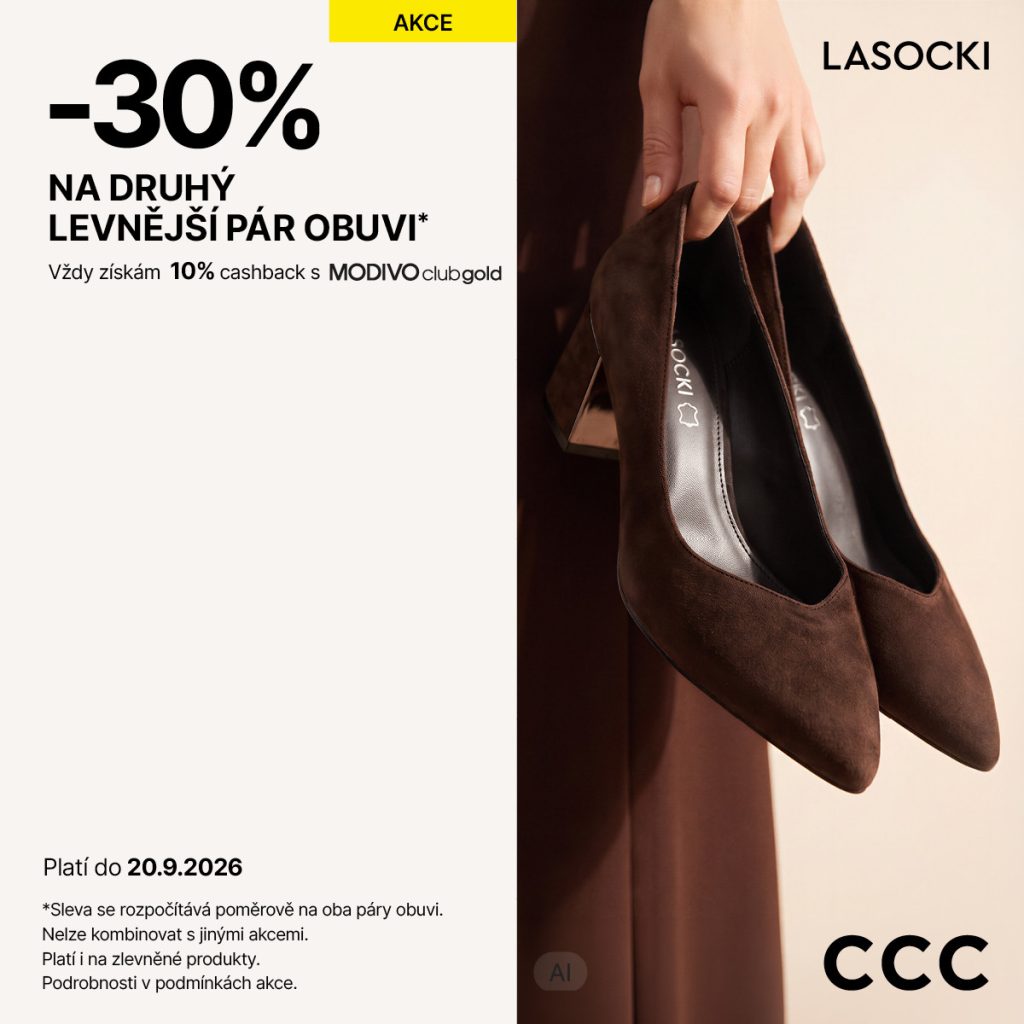 Žena drží hnědé lodičky, text o slevě na boty