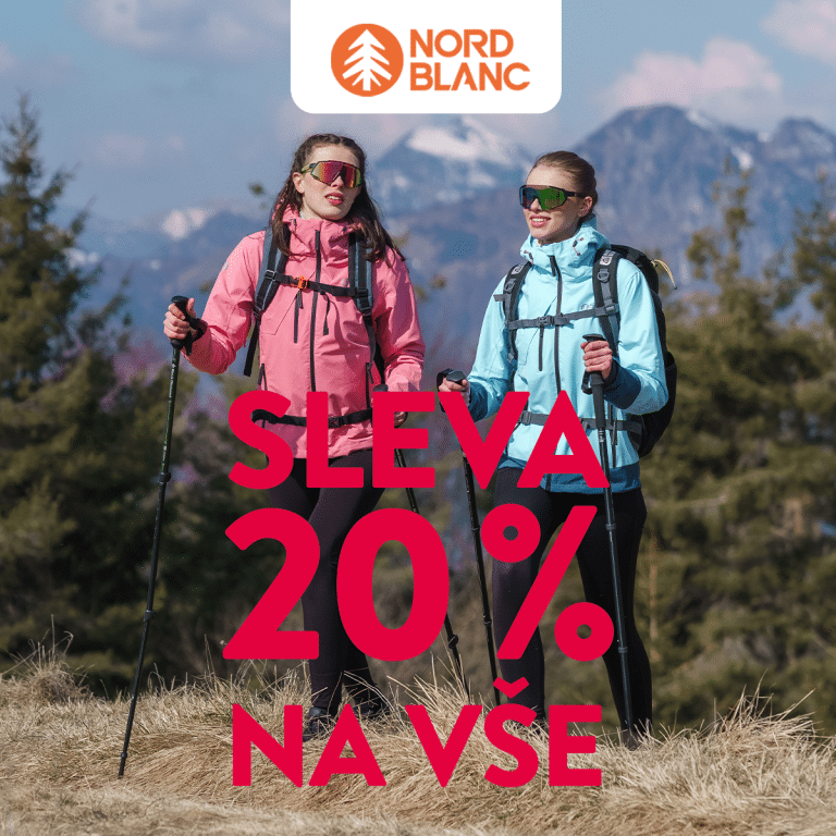 Dvě ženy s trekovými holemi na horách