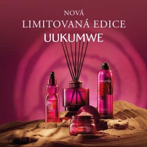 Kosmetické produkty Uukumwe na písečném podkladu s růžovým pozadím