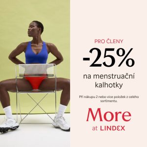 Žena sedící na židli vedle reklamy na slevu