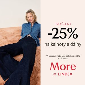 Žena v džínové košili sedí na béžovém gauči